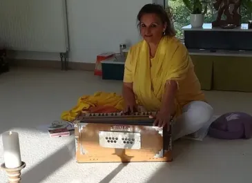 Madhavi Veronika Broszinski - Dozentin