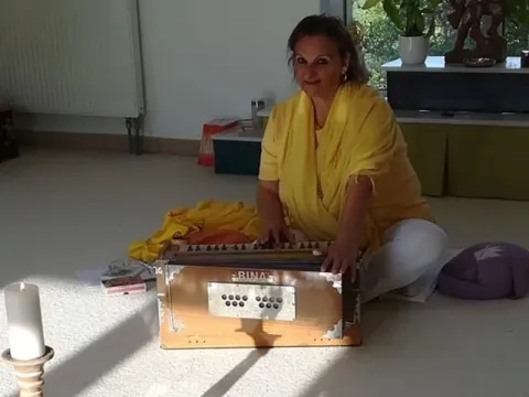 Madhavi Veronika Broszinski - Dozentin